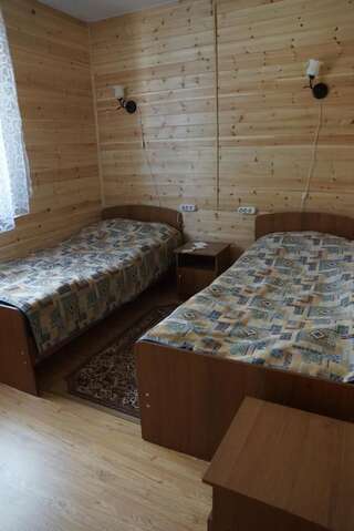 Гостевой дом Надежда Утулик Двухместный номер с 2 отдельными кроватями и дополнительной кроватью-5