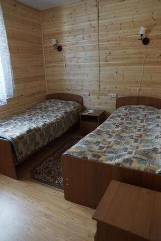 Гостевой дом Надежда Утулик Двухместный номер с 2 отдельными кроватями и дополнительной кроватью-10
